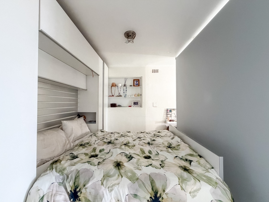 1 Bedroom Property for Sale in Vredehoek Western Cape